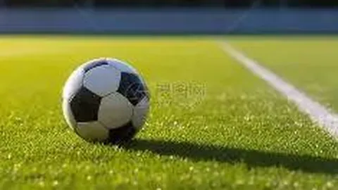 何洁机场素颜亮相，简约穿搭展现纤细美腿，复古风造型契合她20年前的审美