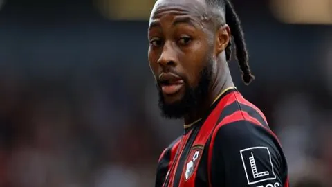 “武磊两球助上海海港客场击败青岛西海岸”